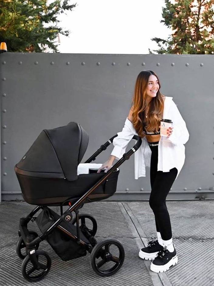 Czarny wózek na lato – wentylacja i lekkie materiały chronią dziecko przed nagrzewaniem.